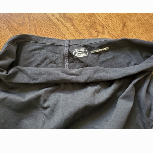 Levi Strauss Maternity Shorts - Picture 4 of 4